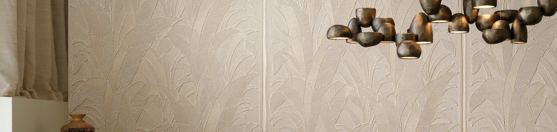 arte mysuru behang met geborduurde palmbladeren in een eetkamer