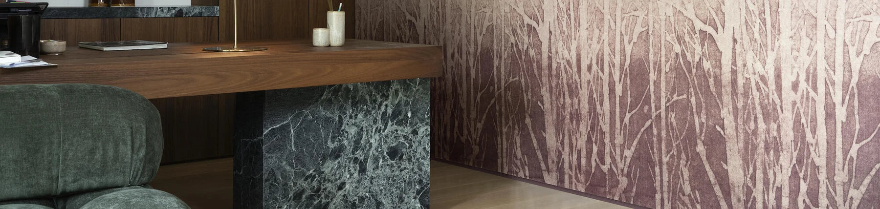 arte ombre behang met kleurverloop en bomenpatroon in een werkkamer