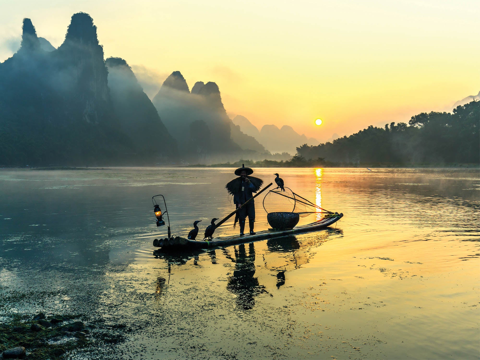 Fisherman on bamboo boat - LW00054