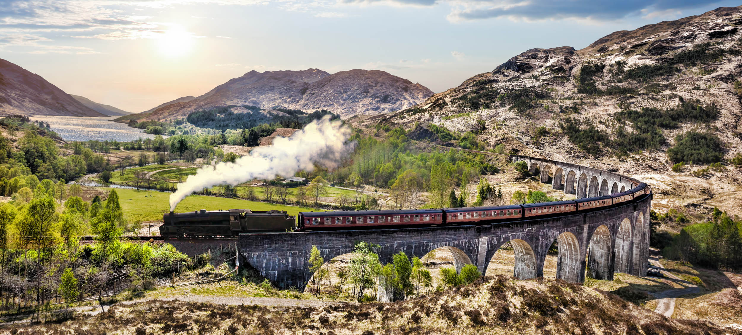 Stoomtrein over Bergviaduct - LW00782 Fotobehang