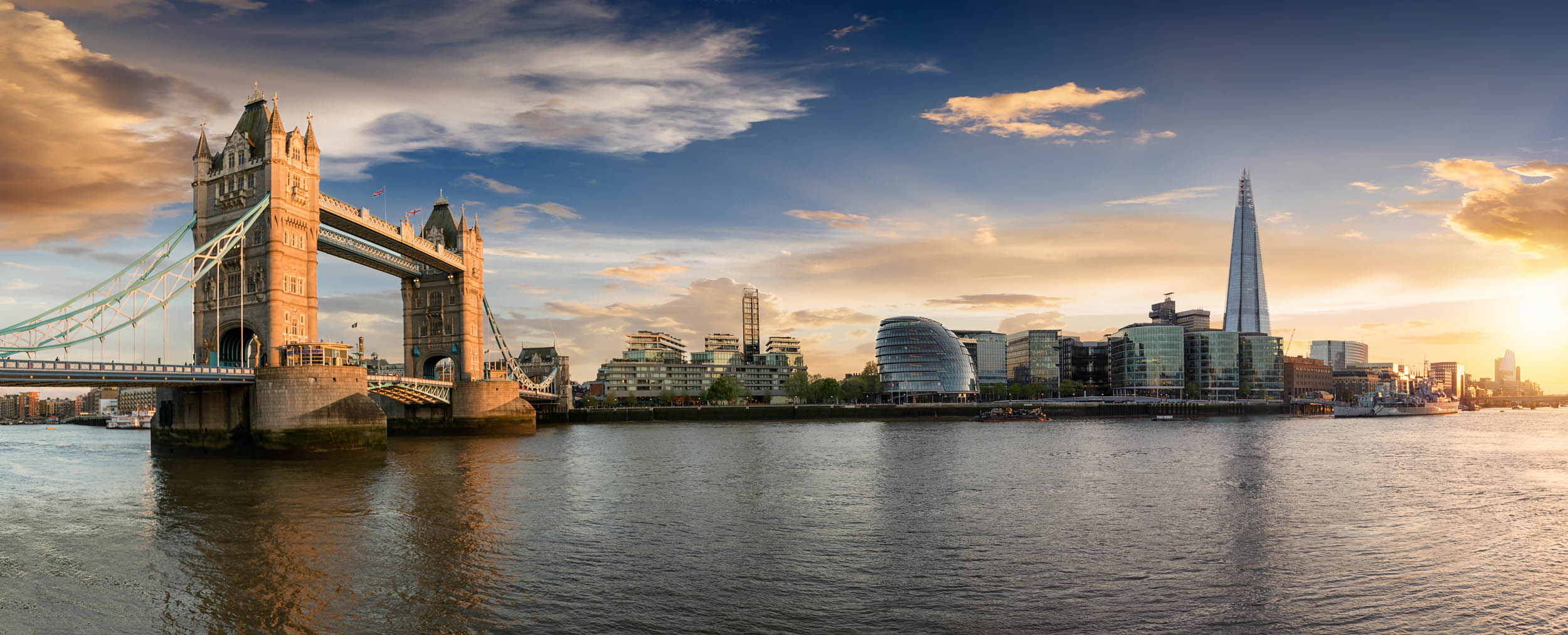 Tower Bridge en de Skyline van Londen bij Zonsondergang - LW00773 Fotobehang