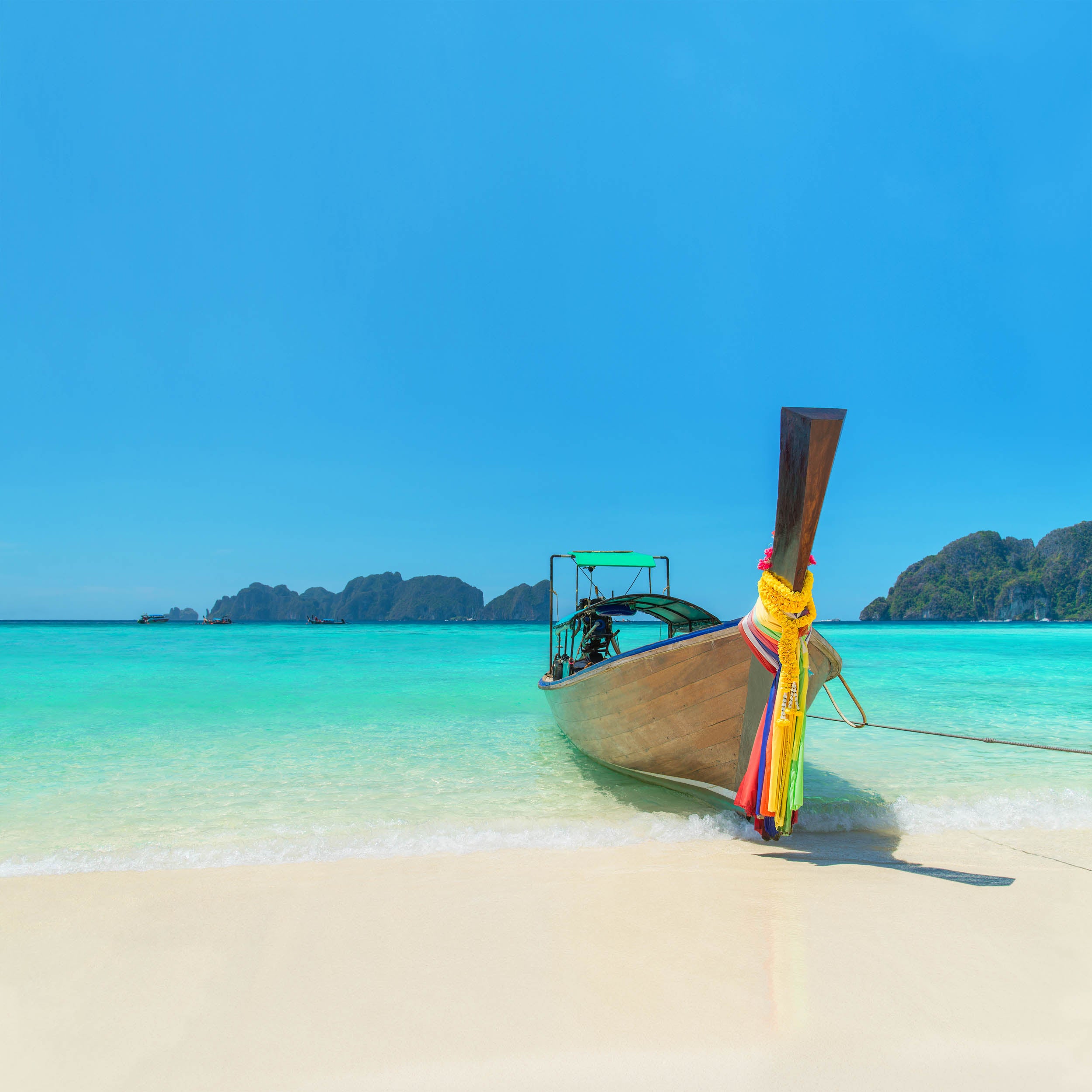 Tropische Longtailboot op Turquoise Strand - LW00792 Fotobehang