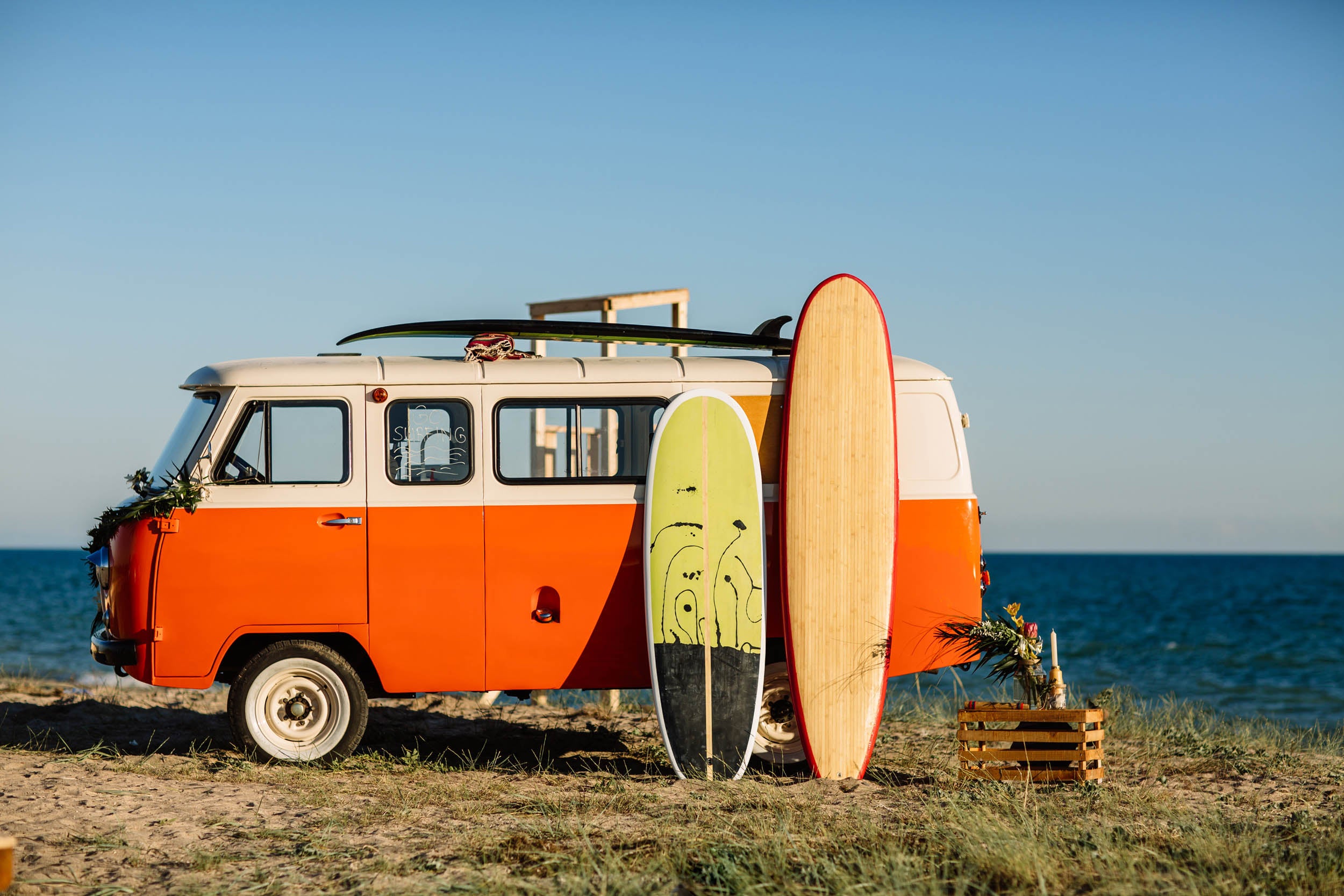 Vintage Surfbus op het Strand - LW00924 Fotobehang