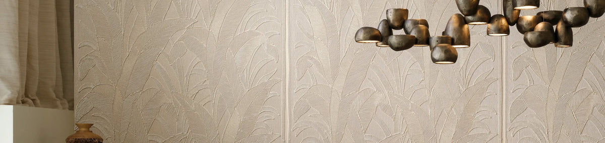 arte mysuru behang met geborduurde palmbladeren in een eetkamer