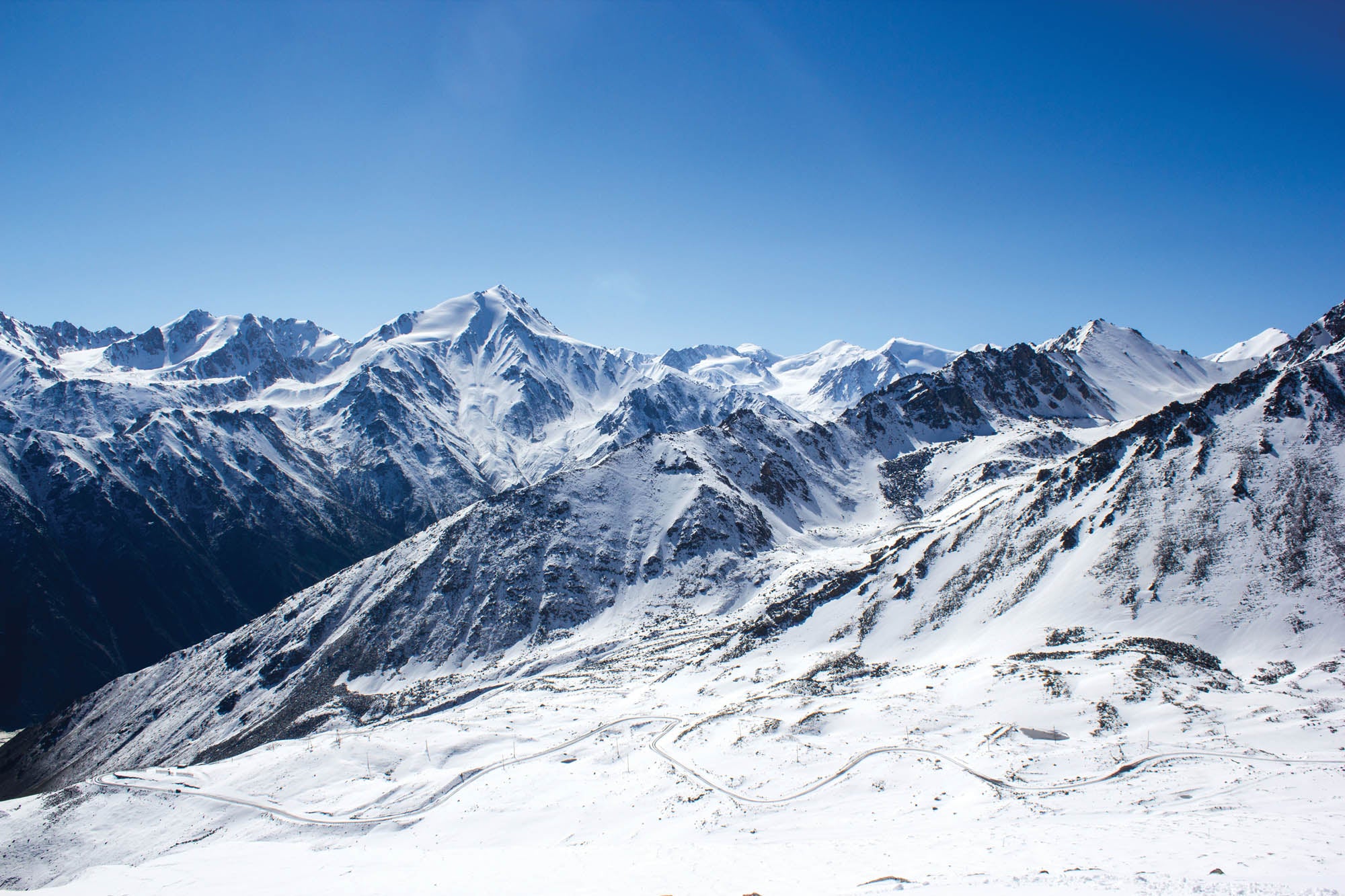 Besneeuwde bergketen Kazakstan - LW00115