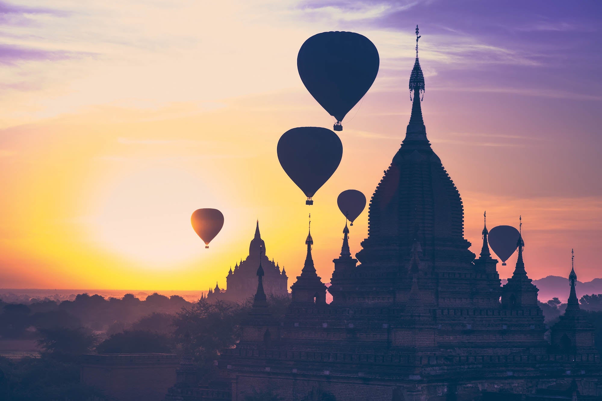 Silhouetten van Luchtballonnen bij een  Boeddhistische tempel - LW00061