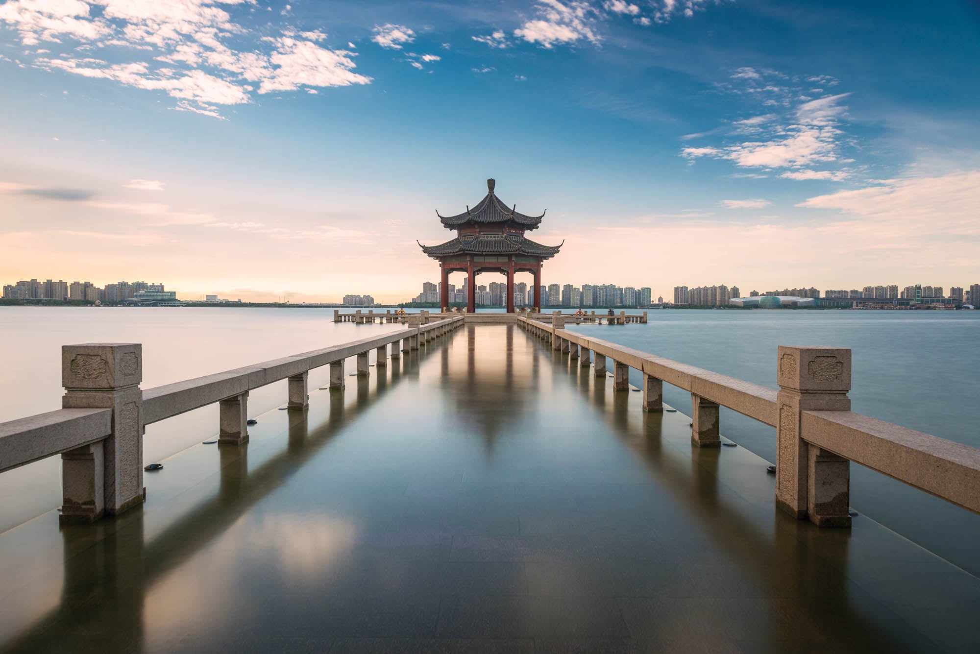 Uitzicht op tempel omringd door water - LW00071