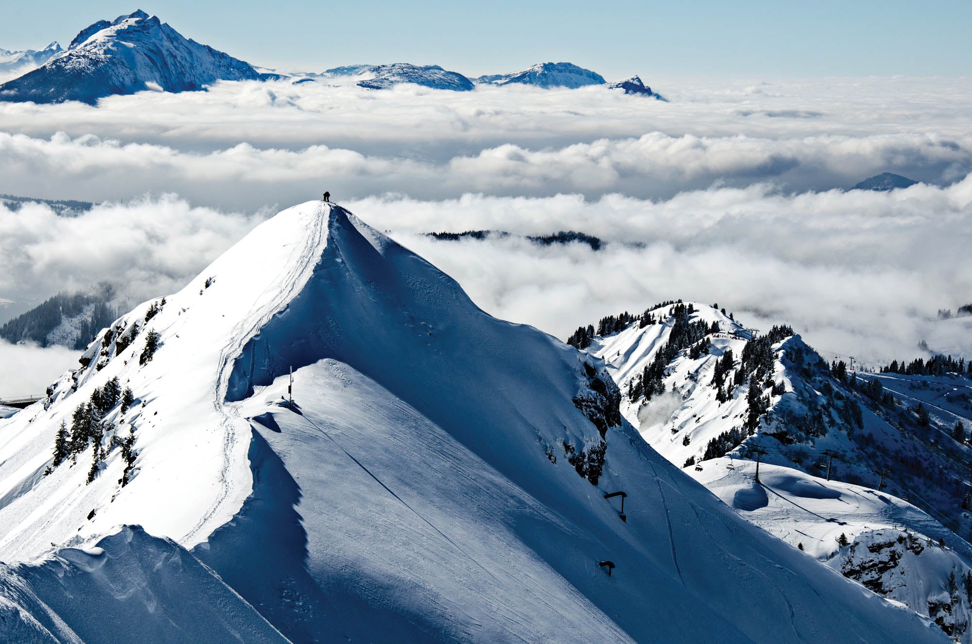 Besneeuwde bergtop in wolken - LW00132