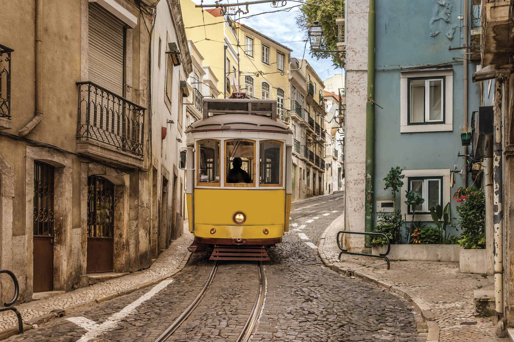 Tram door Lissabon - LW00383