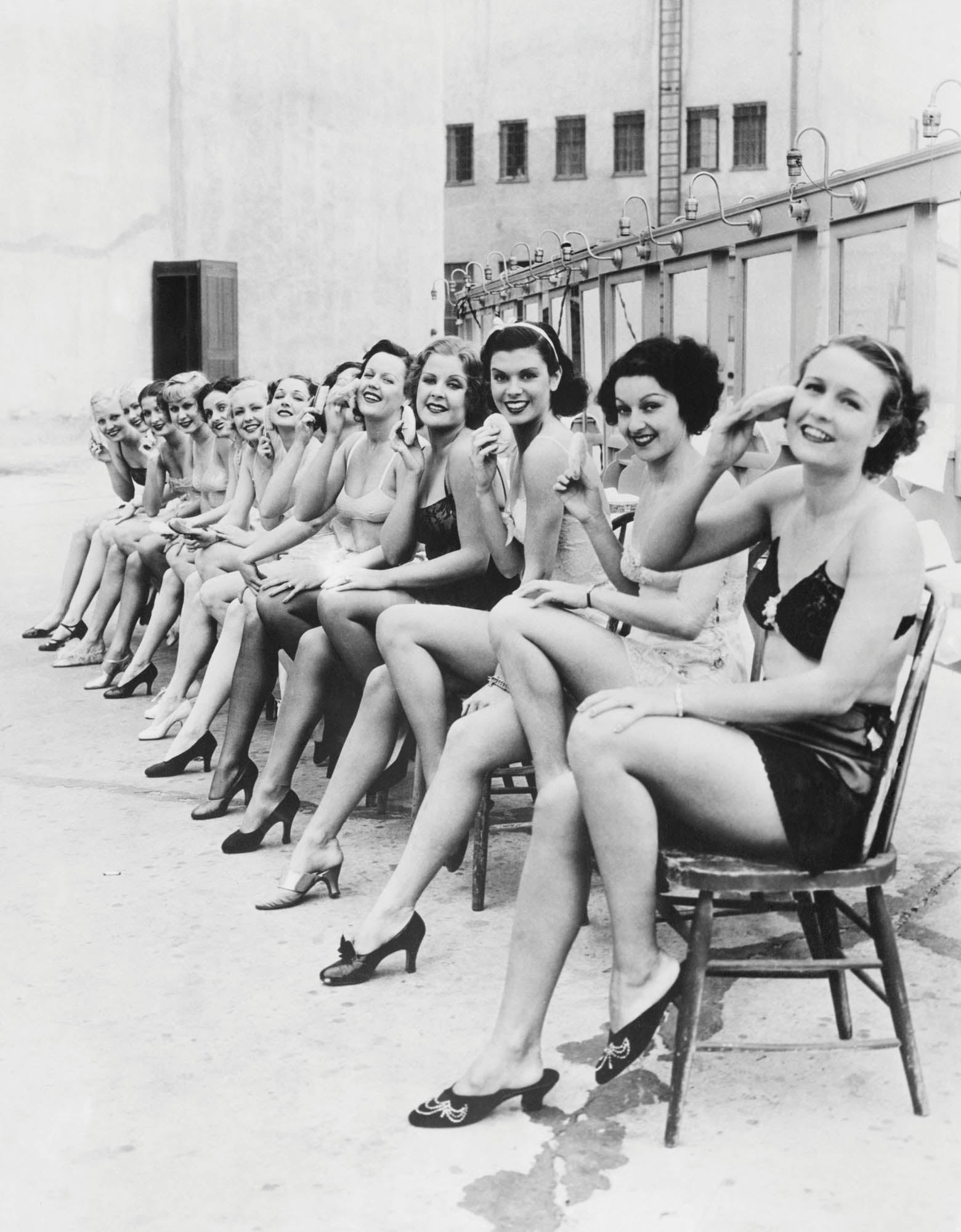 Een rij vrouwen zittend op een rij - LW00405 Fotobehang