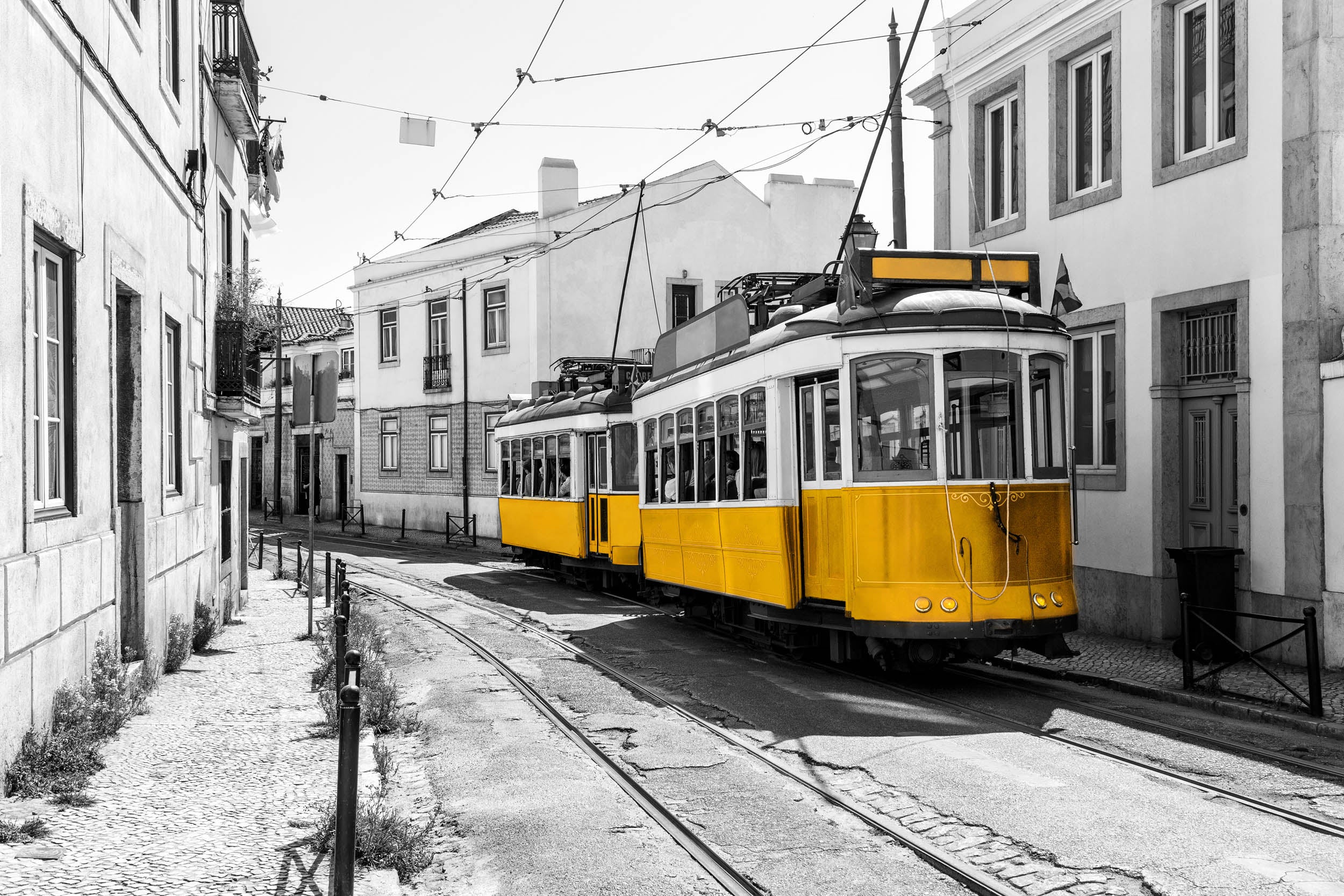 Gele Tram in Historische Stadsstraat - LW00941