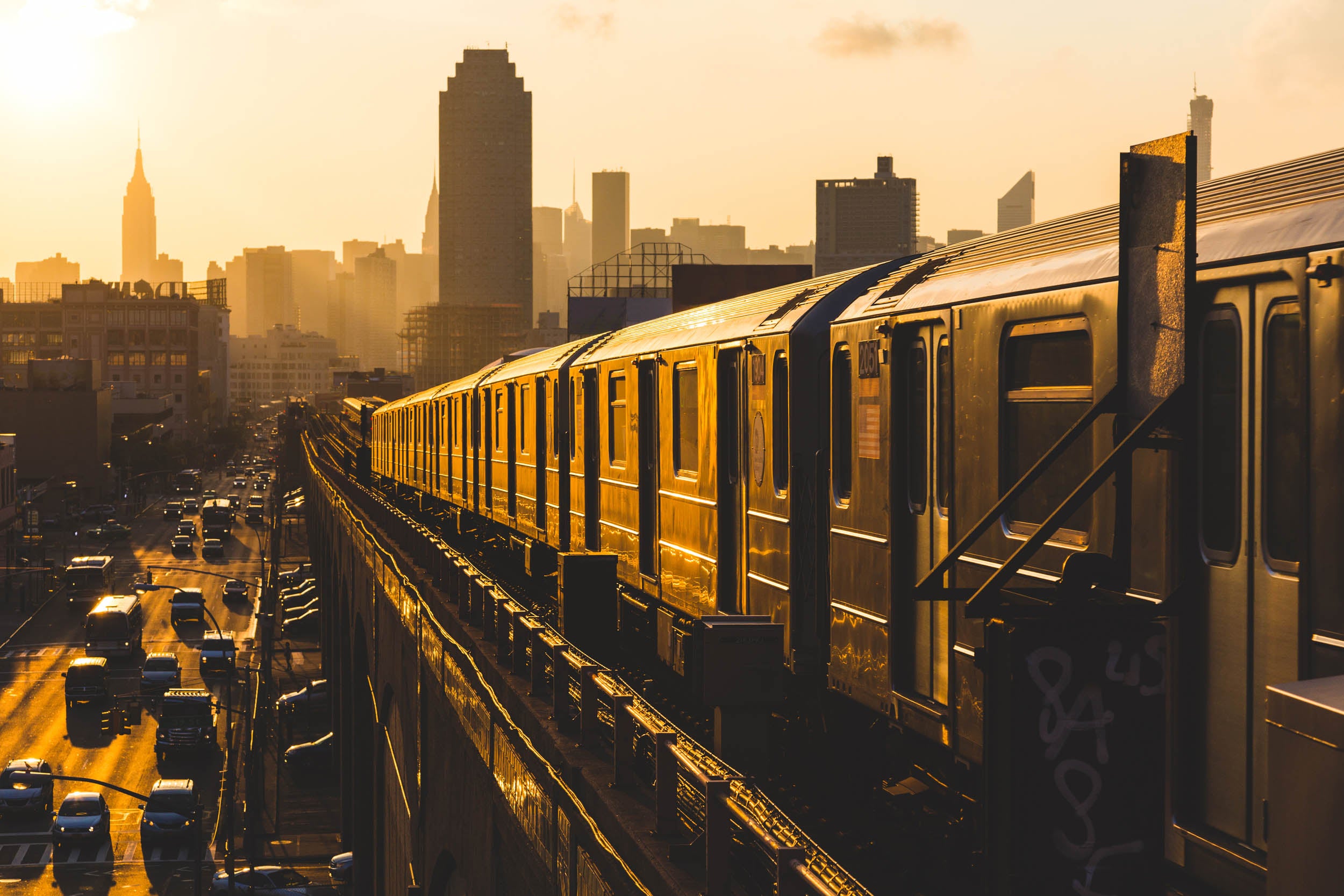 Gouden Metro bij Zonsondergang - LW00793
