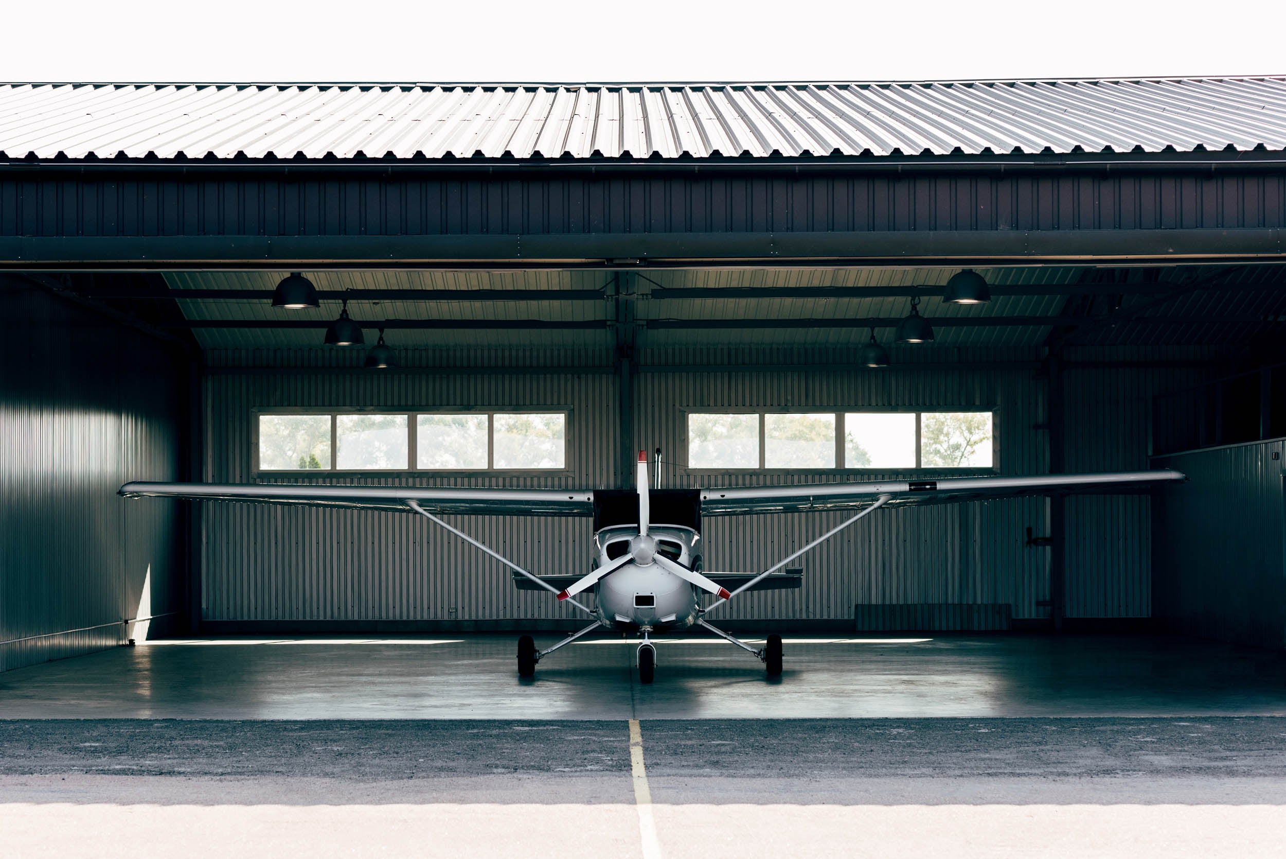 Klein Vliegtuig in Moderne Hangar - LW00932 Fotobehang