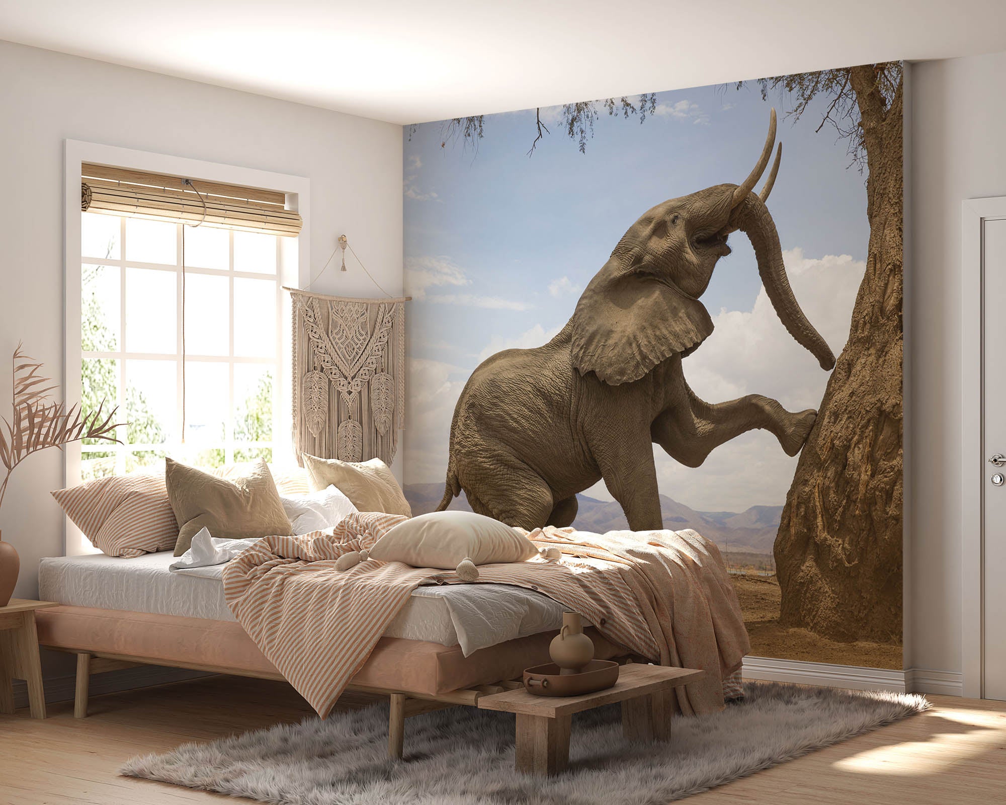 Olifant klimmend tegen boom - LW00165 Fotobehang