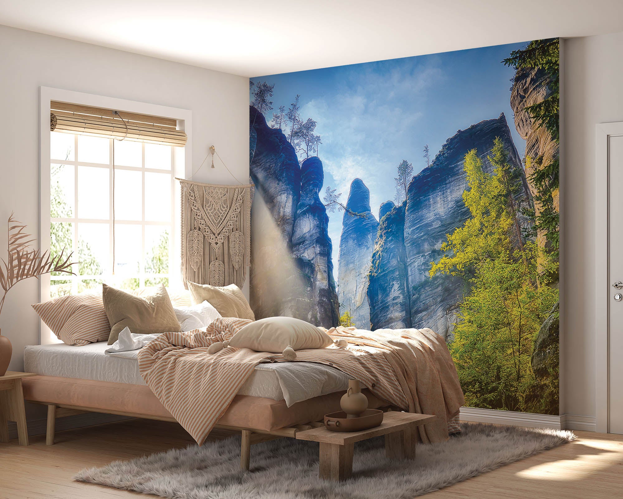 Onderaanzicht van de bergen met blik naar de blauwe lucht. - LW00277 Fotobehang