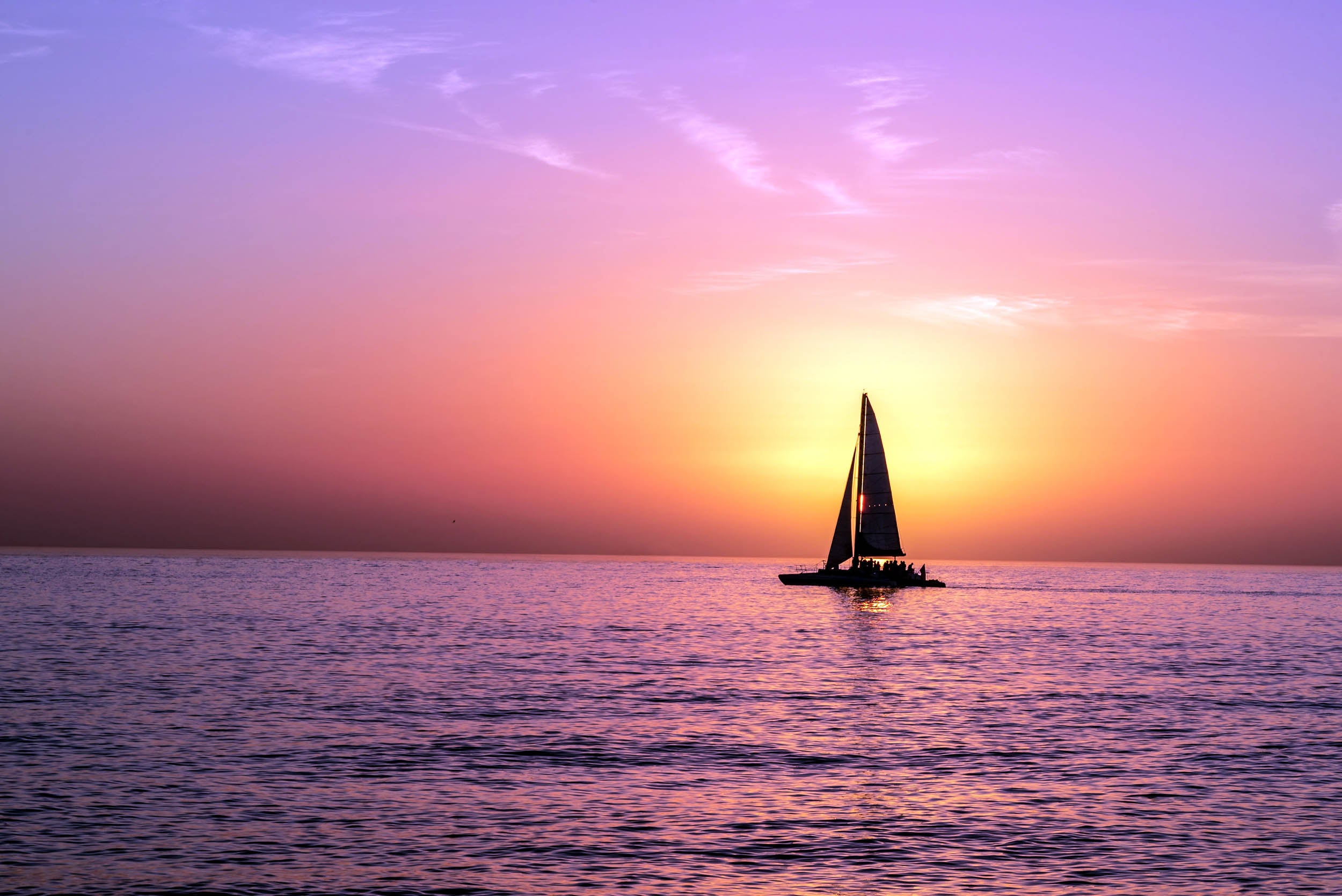Silhouet van een Zeilboot bij Zonsondergang - LW00945