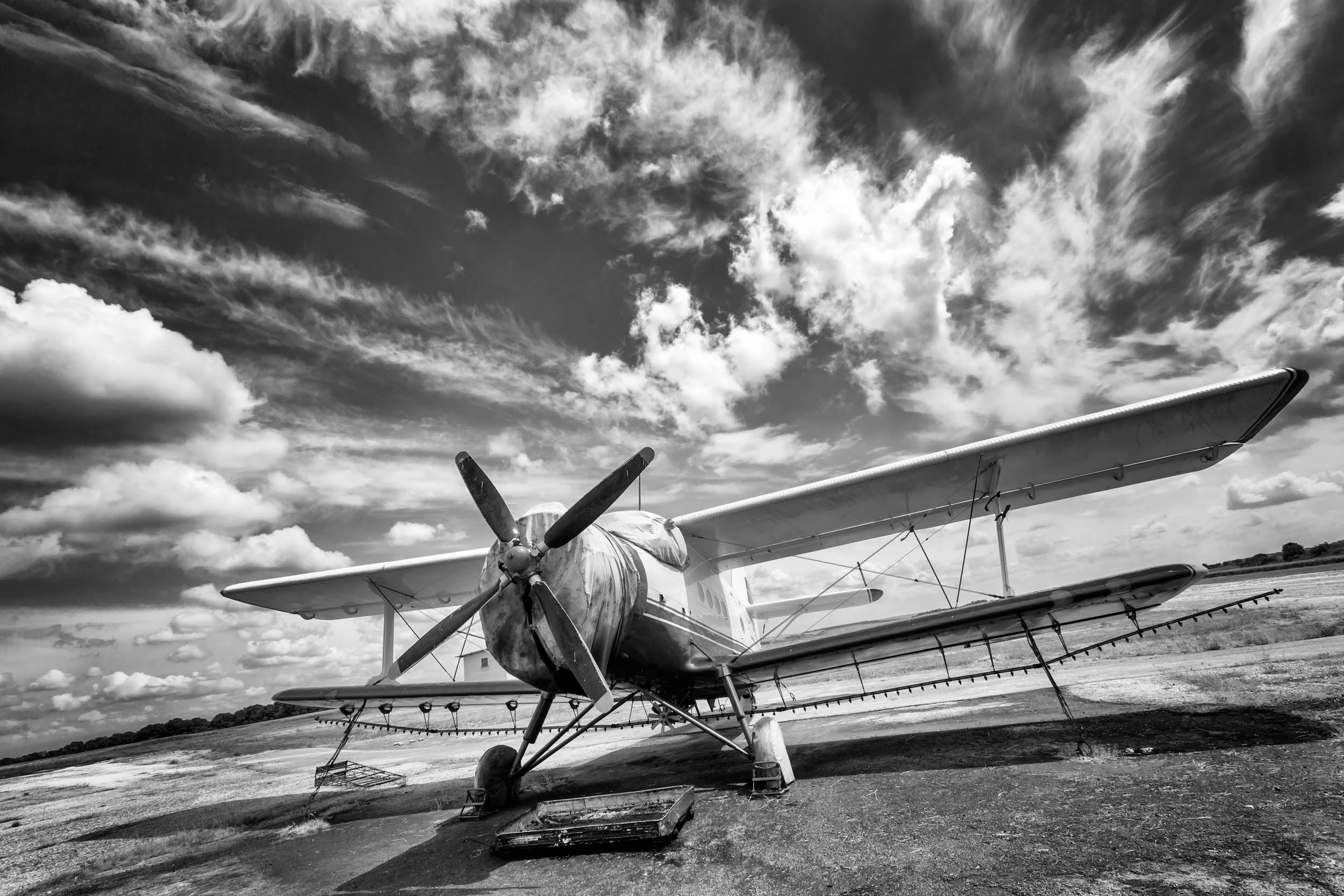 Vintage Dubbeldekker onder Dramatische Lucht - LW00926 Fotobehang