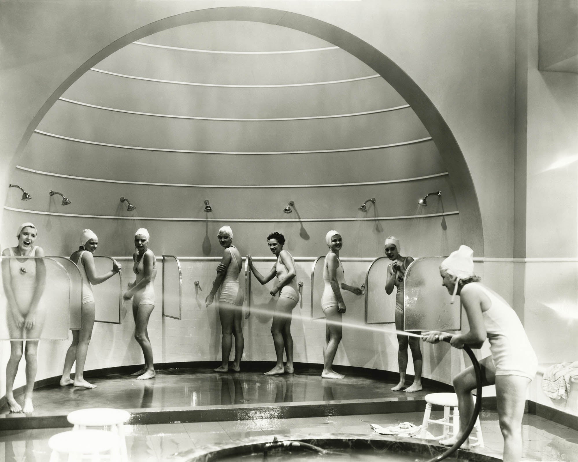 Vintage foto vrouwen douchend - LW00412 Fotobehang