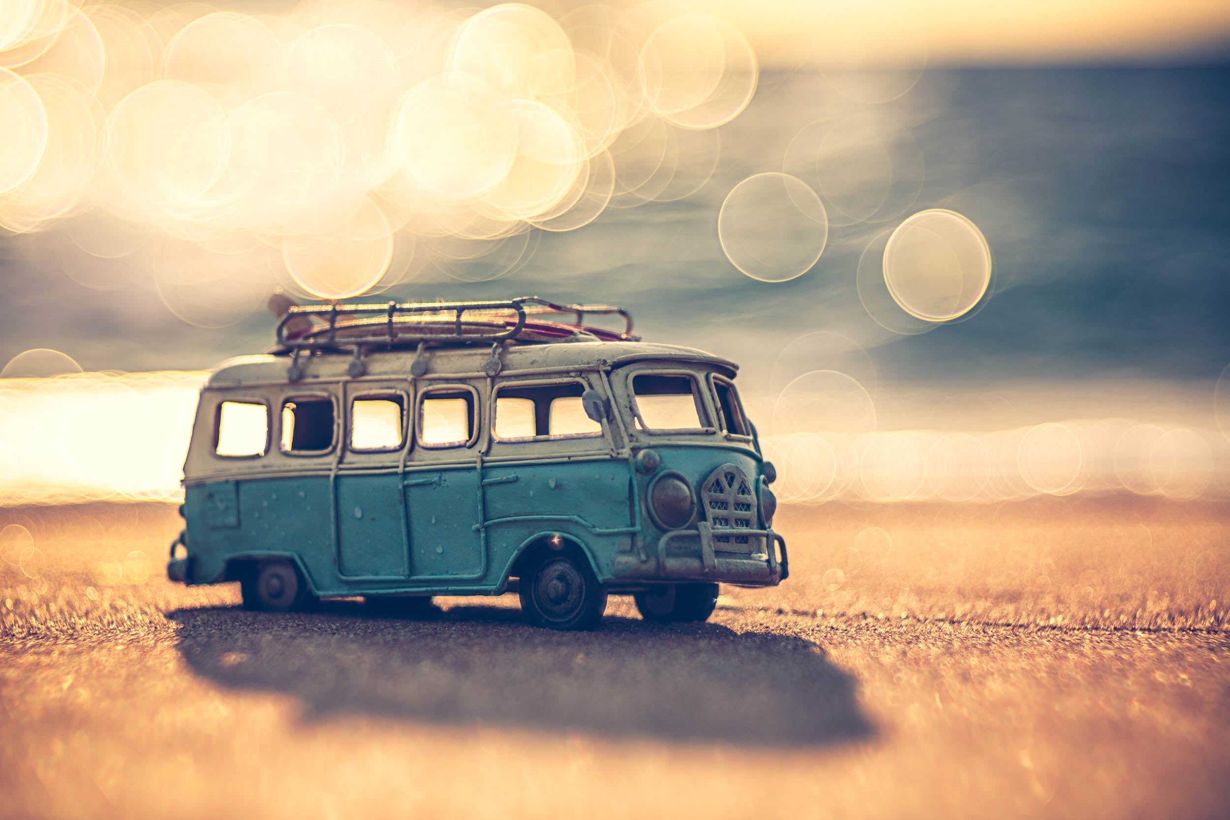 Vintage Minibus bij Zonsondergang - LW00930