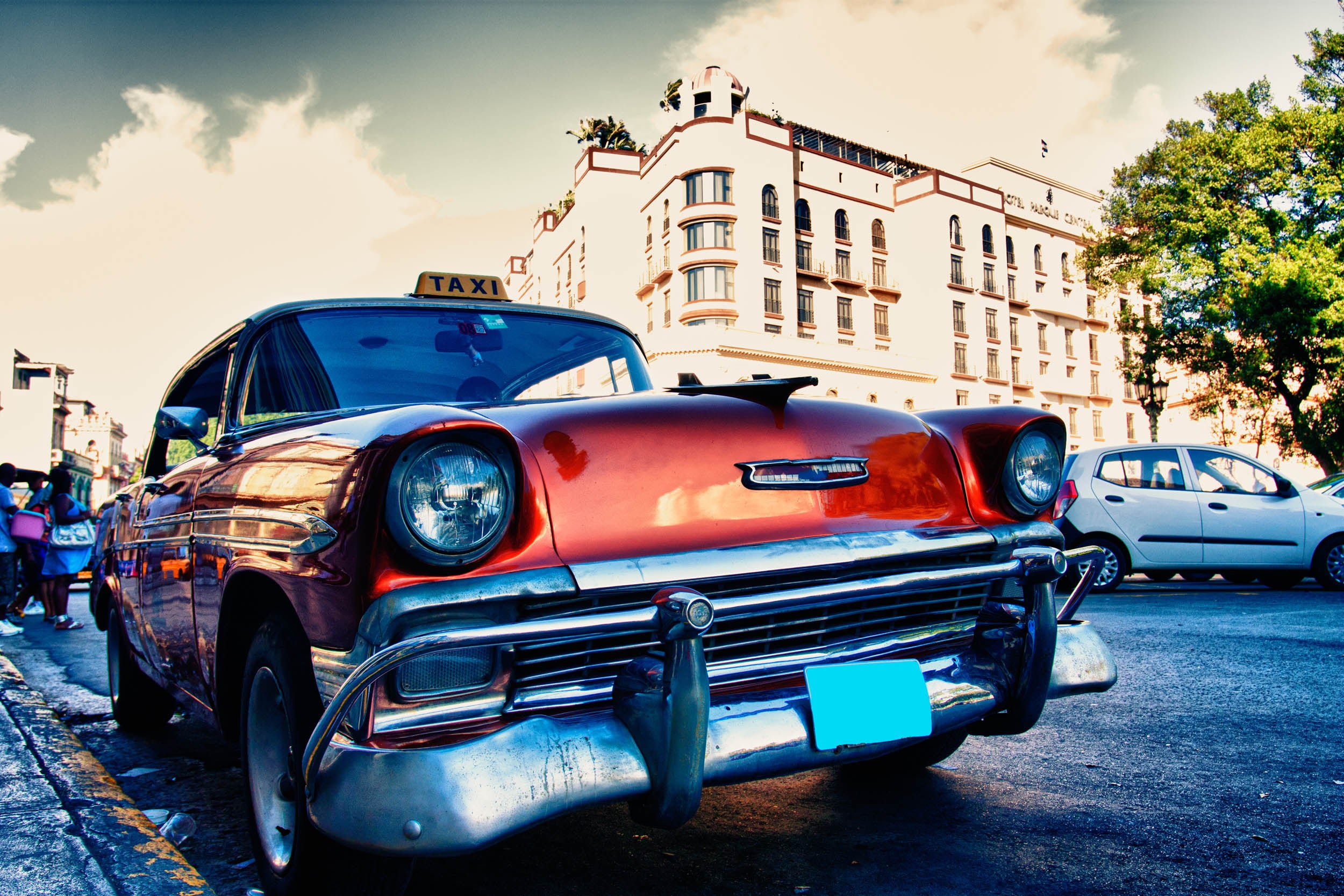 Vintage Rode Taxi in de Stad - LW00928 Fotobehang