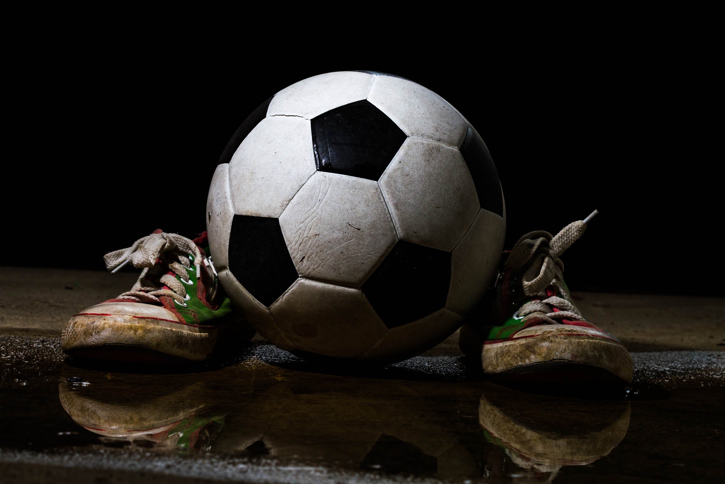 Vuile Sneakers met Voetbal - LW00958