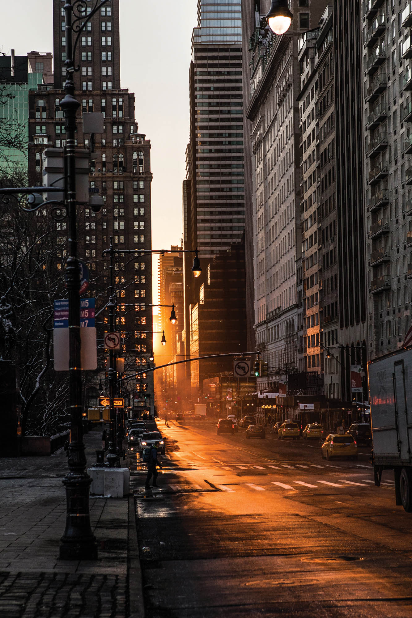 Sun shining through buildings New York - LW00335