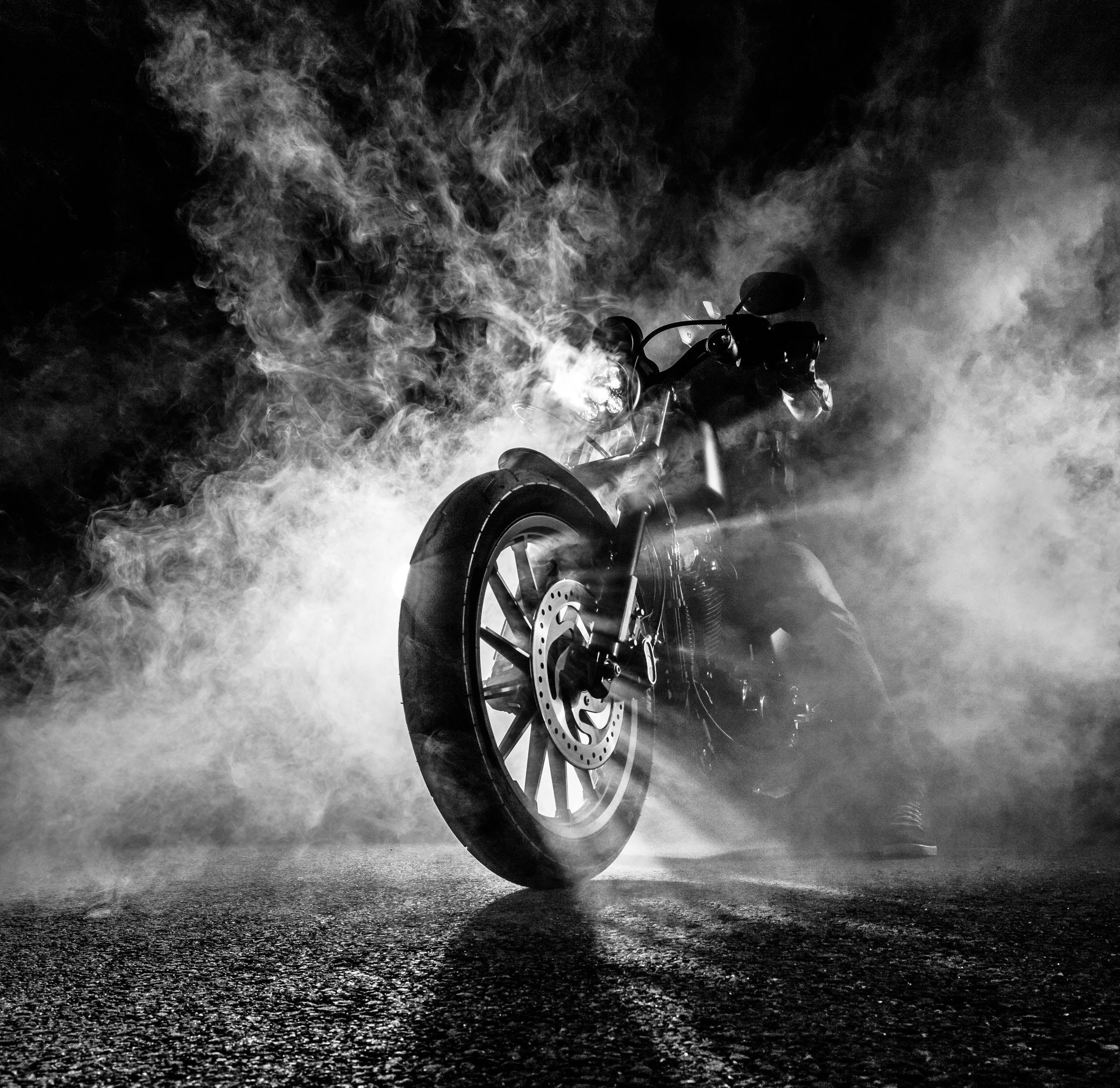 Zwart-witte Motor in Rook - LW00925 Fotobehang